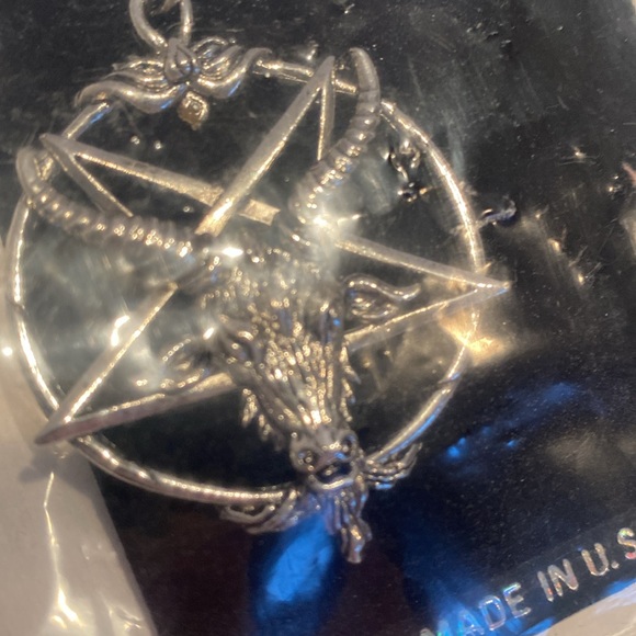 NWT Baphomet/Pentagram Silvertone Necklace - Picture 2 of 2
